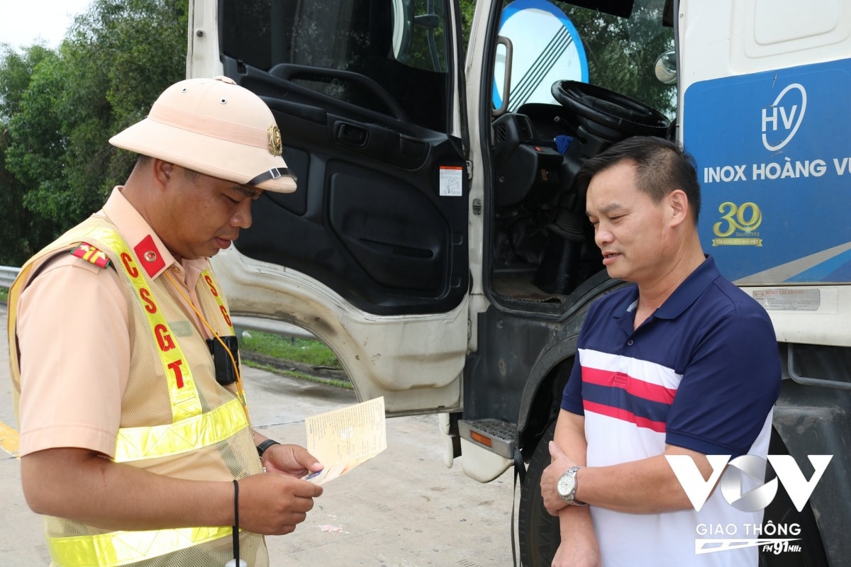ngay dau cam xe tai lan trai giao thong thong thoang, van co xe tai vi pham hinh anh 2