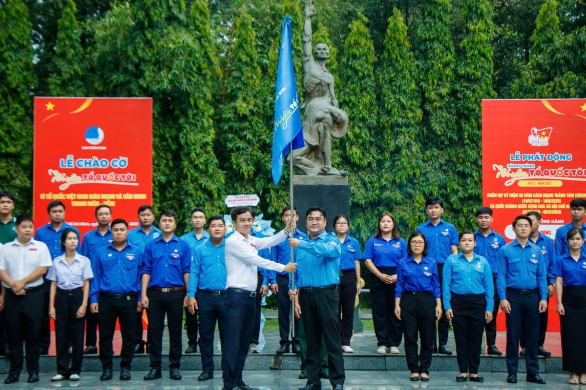 hang ngan thanh nien tp.hcm chao co tai 4 dia diem lich su hinh anh 2