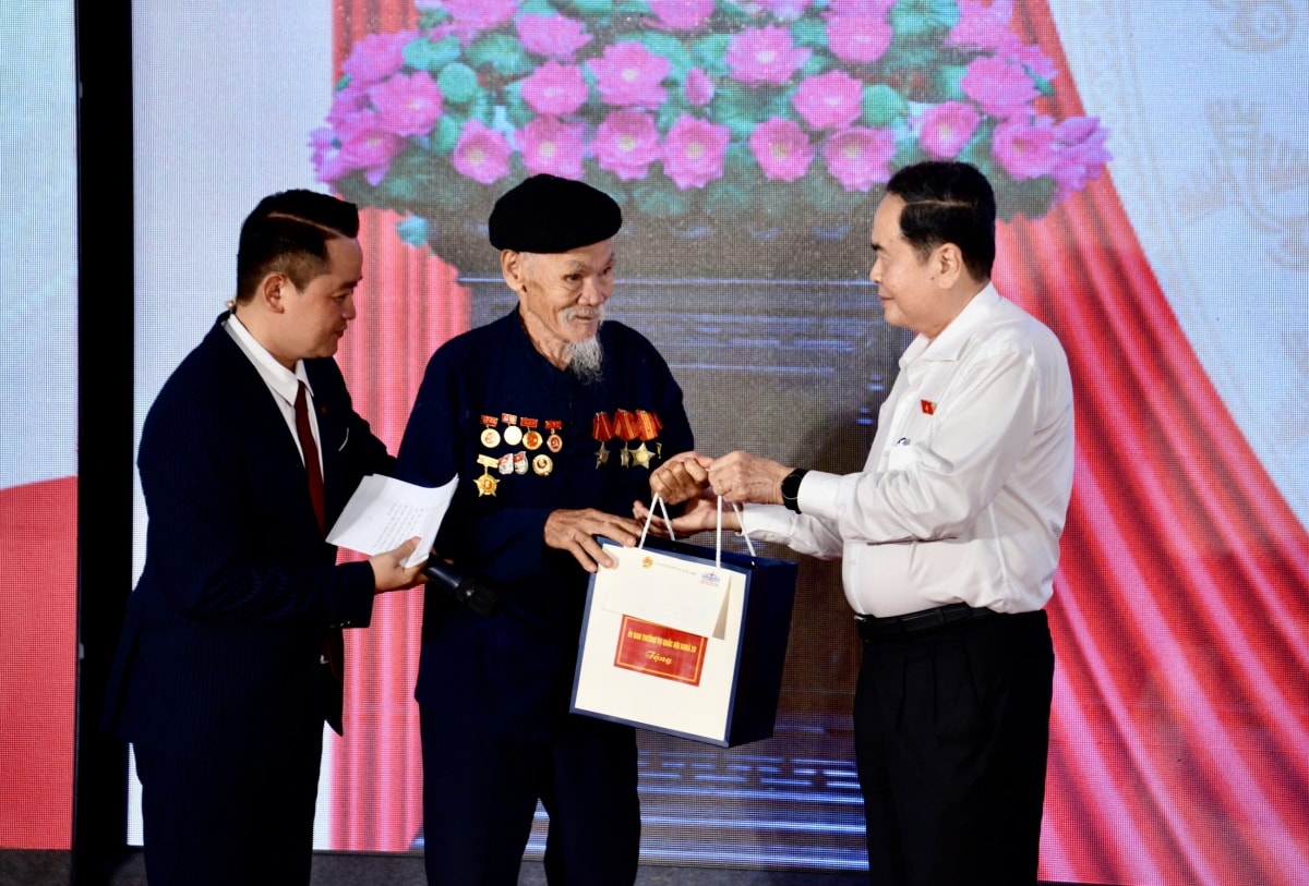 chu tich quoc hoi du chuong trinh tro ve nguon - huong toi tuong lai hinh anh 3