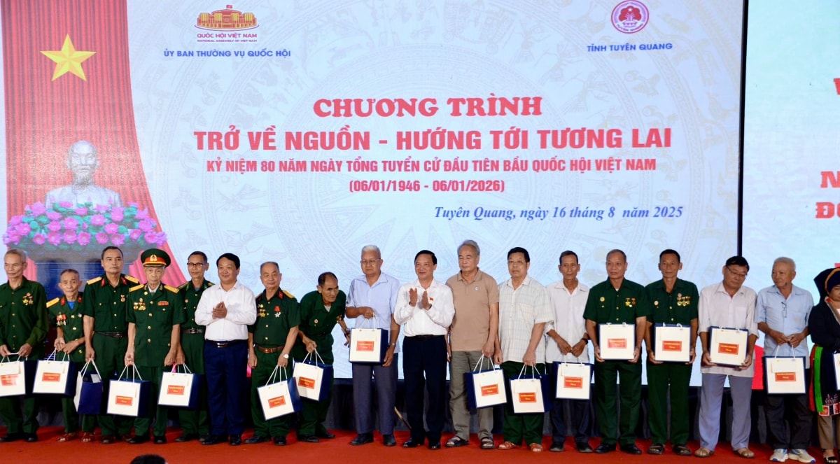 chu tich quoc hoi du chuong trinh tro ve nguon - huong toi tuong lai hinh anh 4