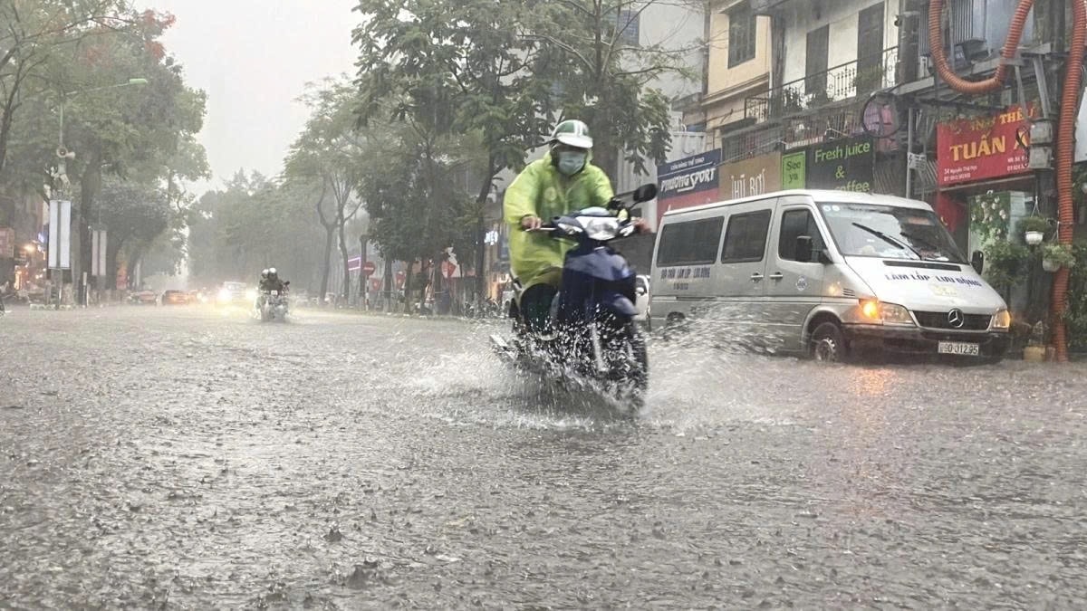 thoi tiet hom nay 16 8 nhieu khu vuc tren ca nuoc co mua rao va dong hinh anh 1