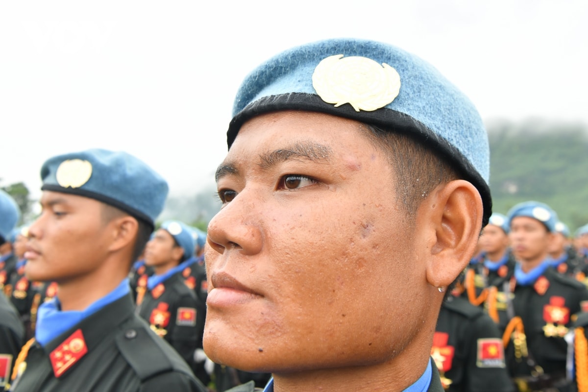 hang van chien si hien ngang tong hop luyen dieu binh a80 giua con mua trang troi hinh anh 10