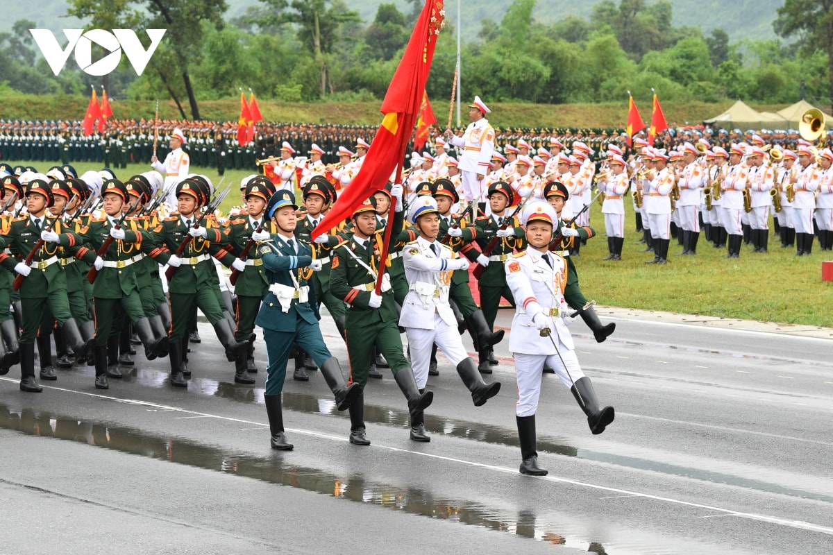 hang van chien si hien ngang tong hop luyen dieu binh a80 giua con mua trang troi hinh anh 1