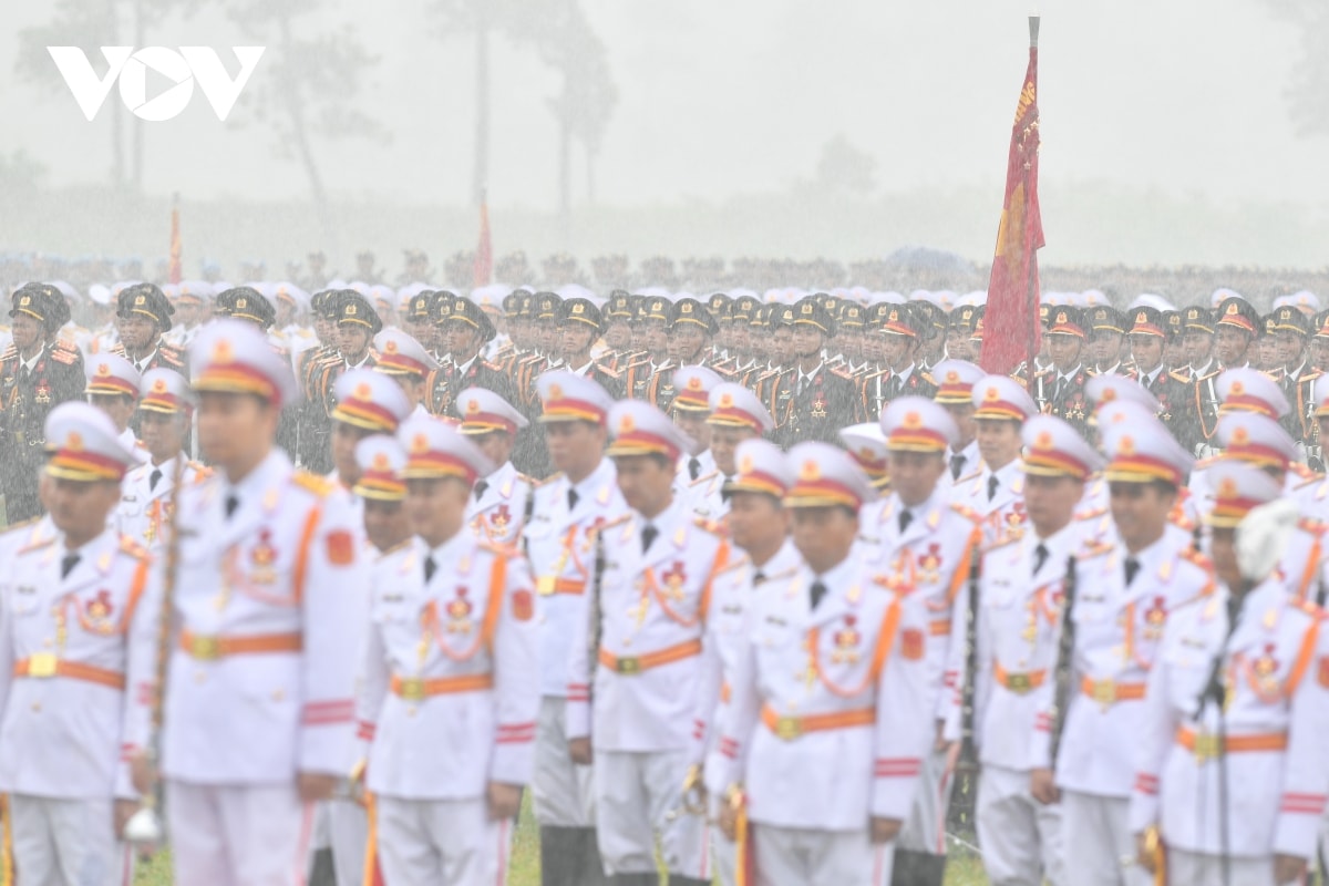 hang van chien si hien ngang tong hop luyen dieu binh a80 giua con mua trang troi hinh anh 3