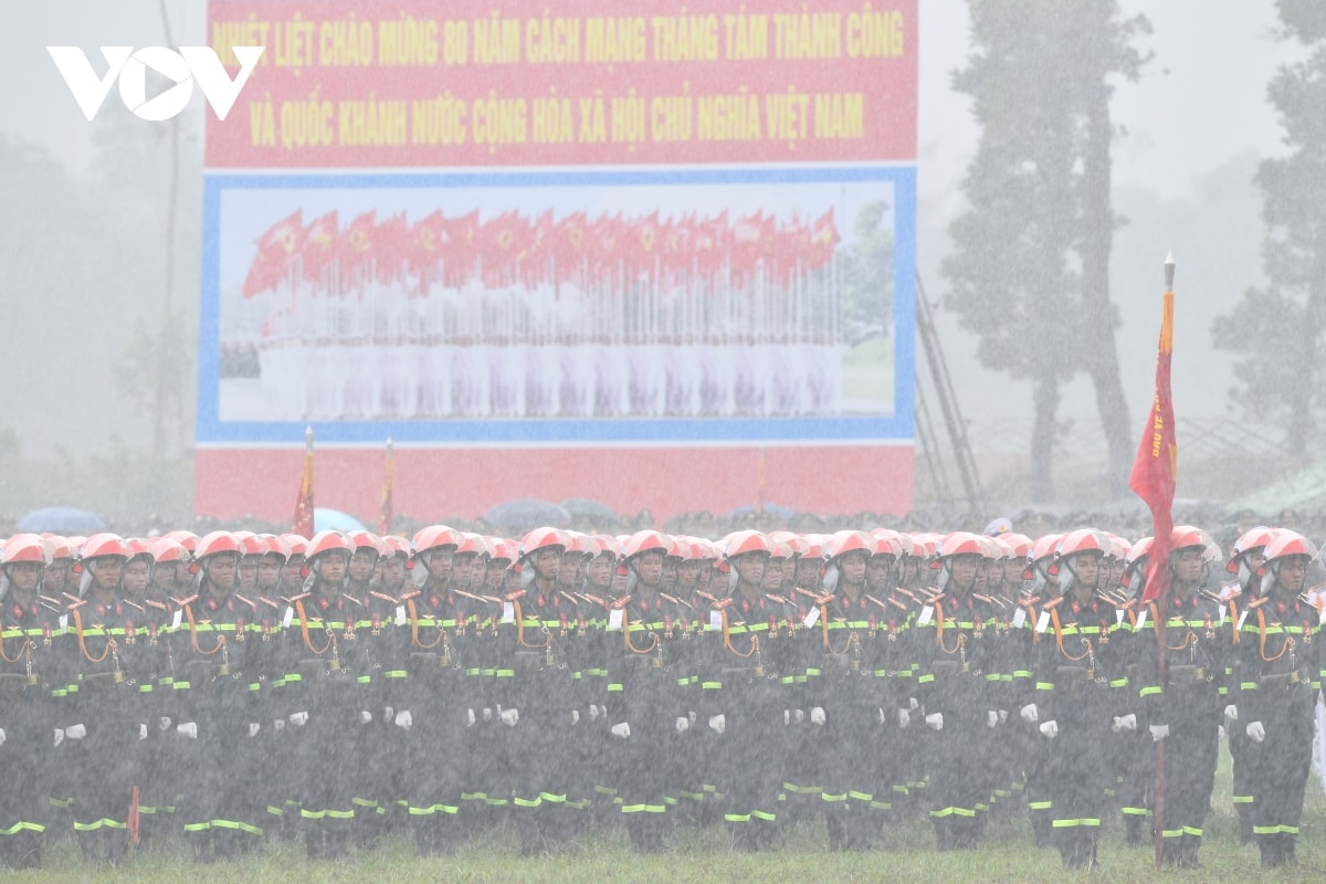 hang van chien si hien ngang tong hop luyen dieu binh a80 giua con mua trang troi hinh anh 6