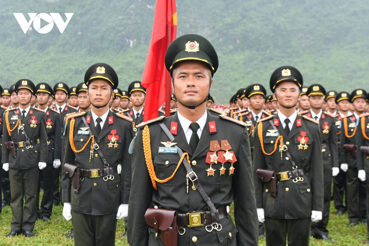 hang van chien si hien ngang tong hop luyen dieu binh a80 giua con mua trang troi hinh anh 9