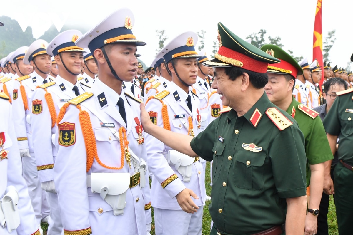 hang van chien si hien ngang tong hop luyen dieu binh a80 giua con mua trang troi hinh anh 8