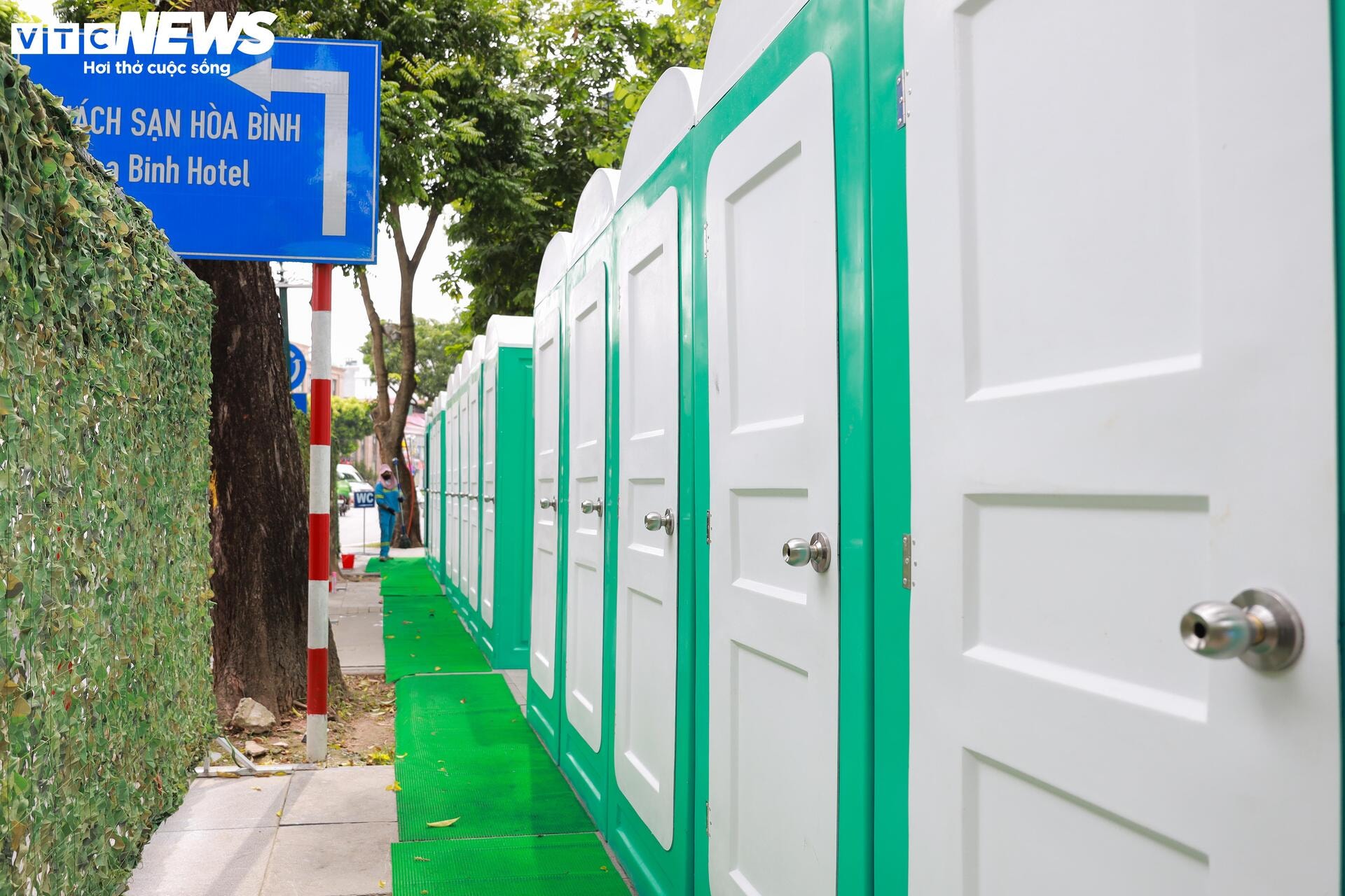 Hà Nội bố trí hơn 1.000 nhà vệ sinh phục vụ người dân dịp đại lễ - 2