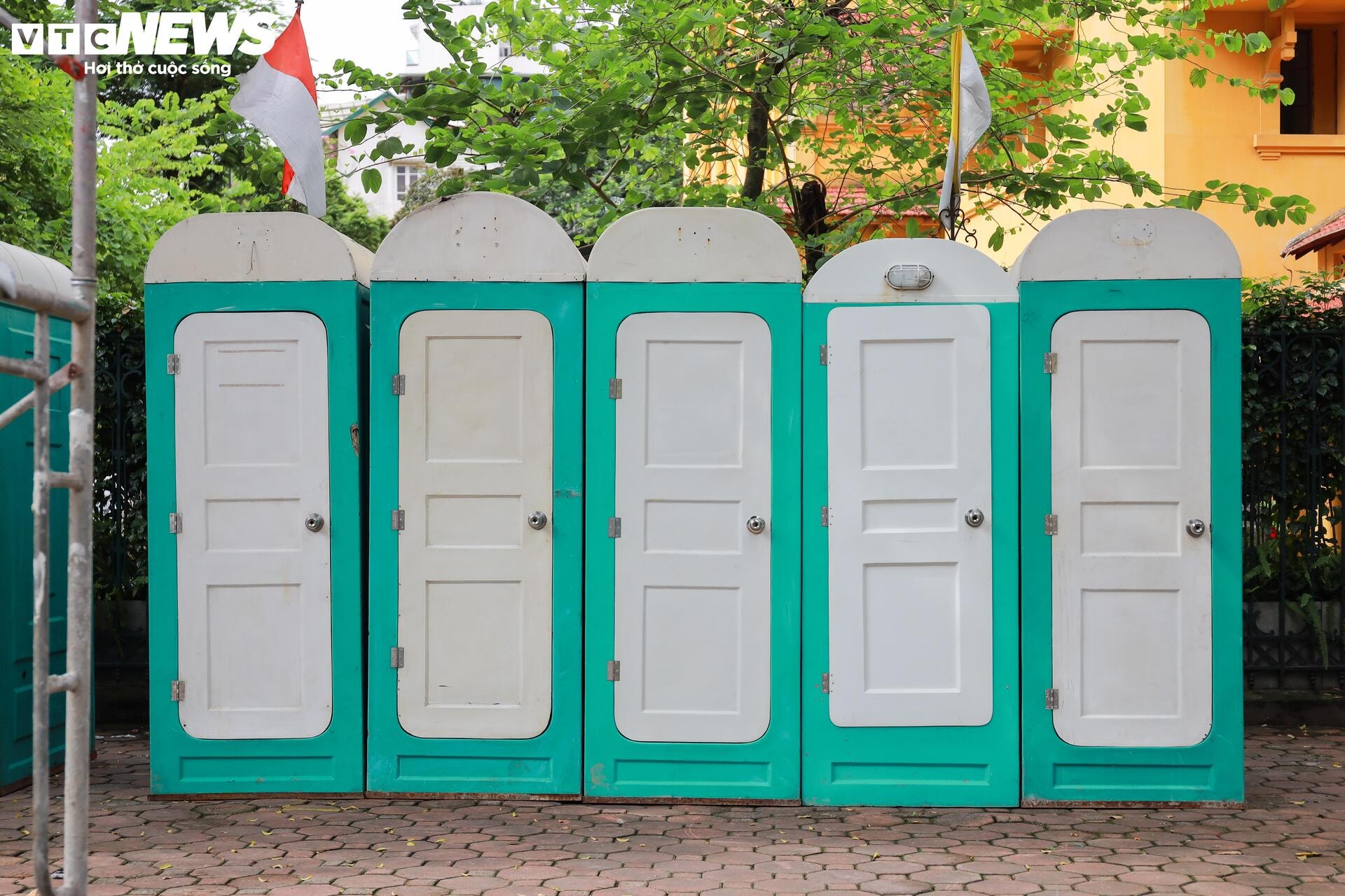 Hà Nội bố trí hơn 1.000 nhà vệ sinh phục vụ người dân dịp đại lễ - 4