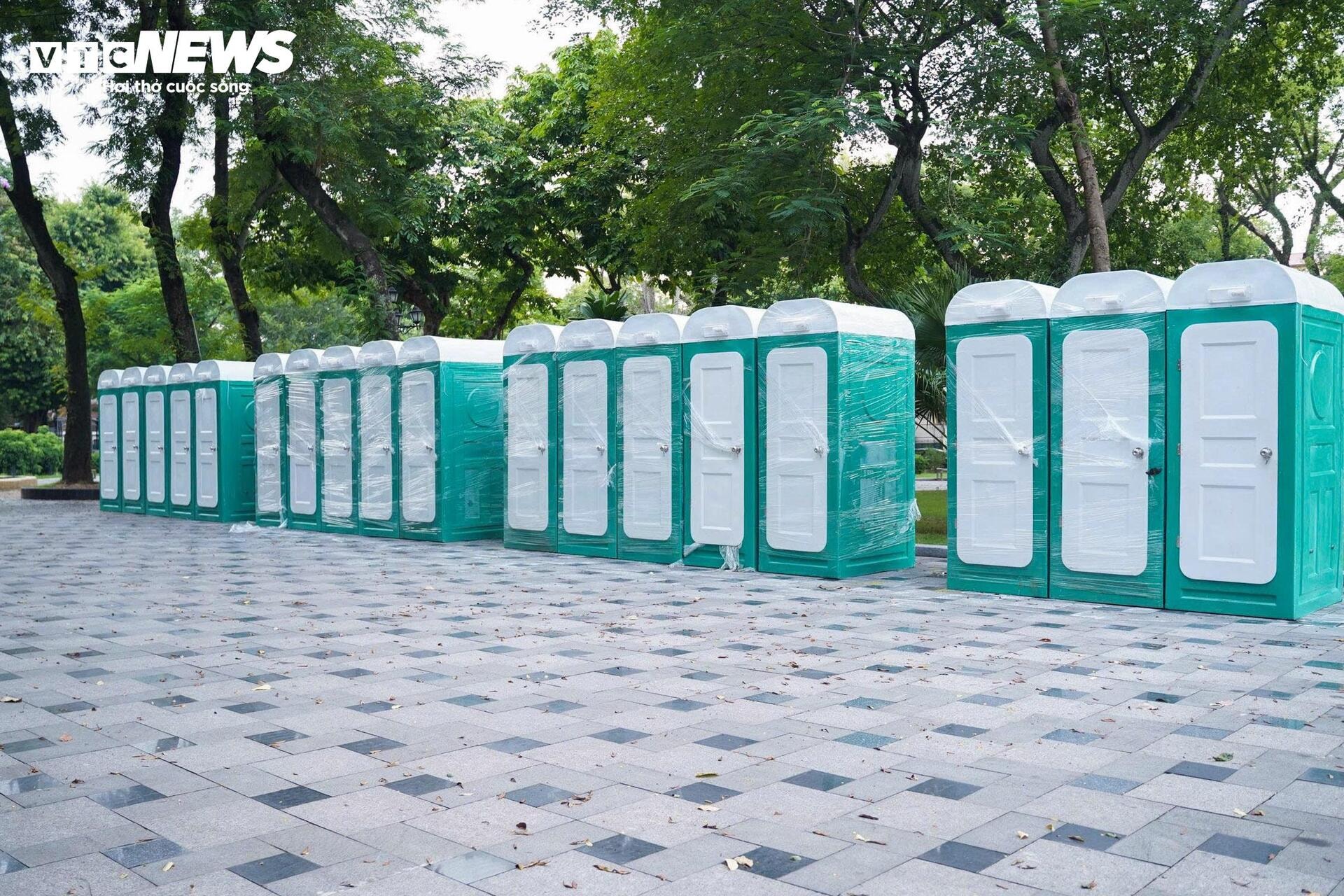 Hà Nội bố trí hơn 1.000 nhà vệ sinh phục vụ người dân dịp đại lễ - 1