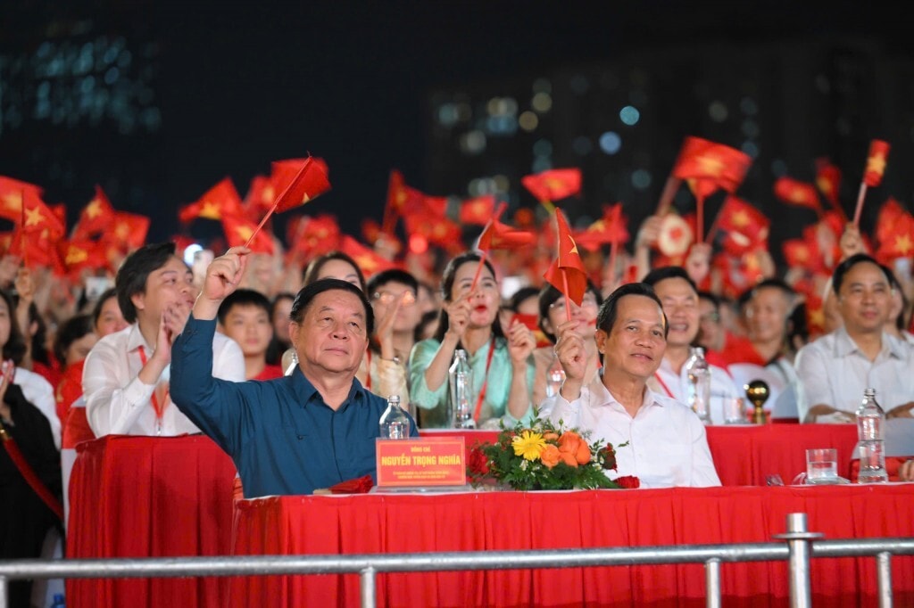 Ủy viên Bộ Chính trị, Bí thư Trung ương Đảng, Trưởng ban Tuyên giáo và Dân vận Trung ương Nguyễn Trọng Nghĩa cùng các đại biểu tham dự chương trình.