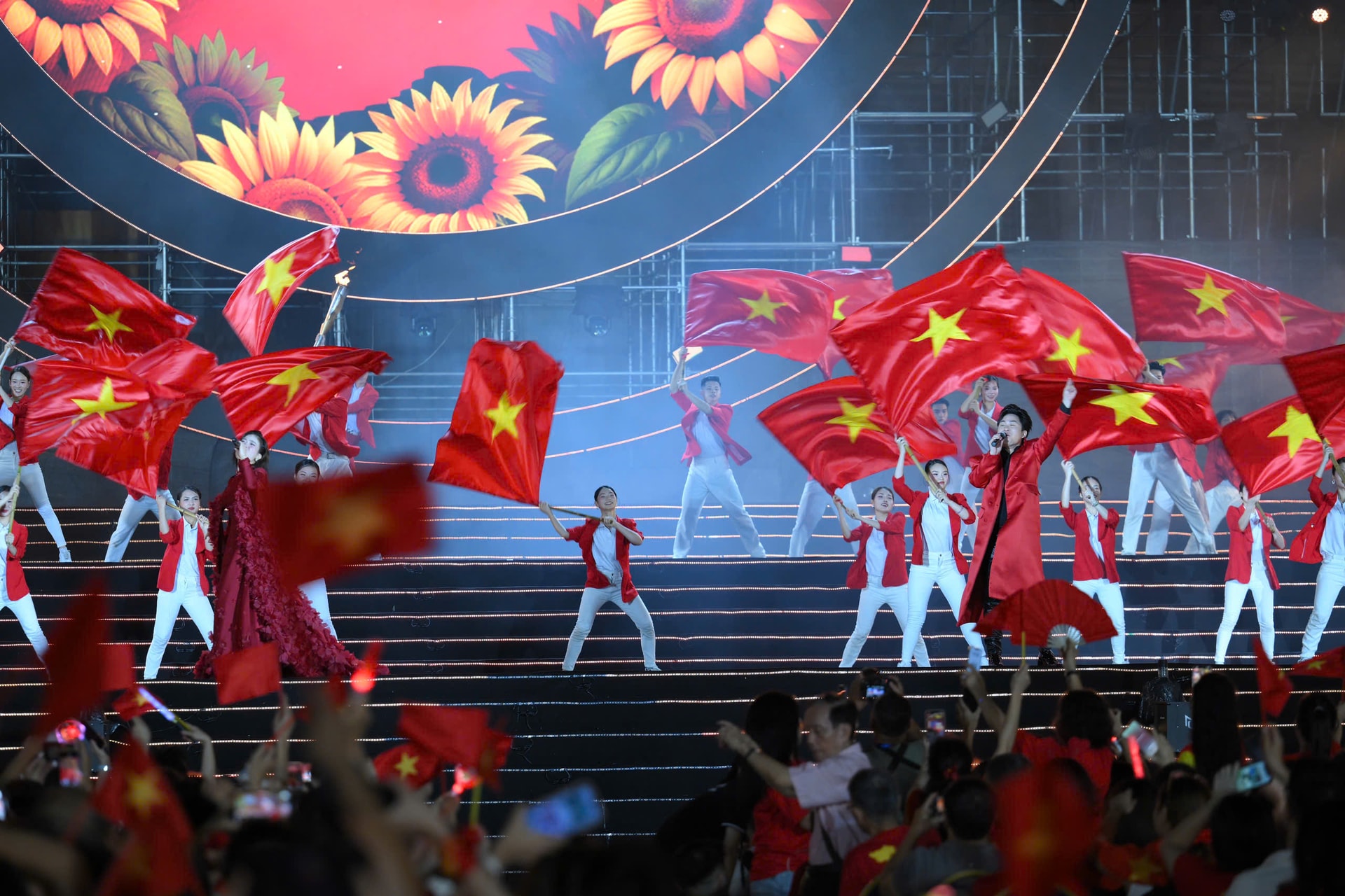 Tùng Dương song ca với Dương Hoàng Yến ca khúc 