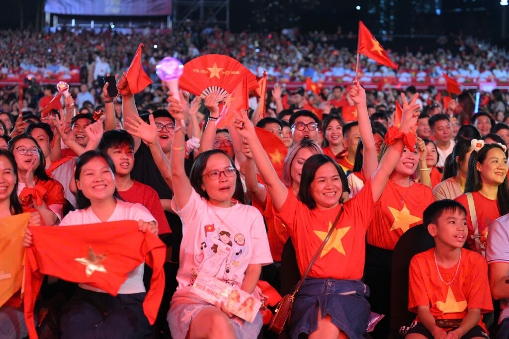 Hơn 30.000 khán giả có mặt tại quảng trường sân vận động Mỹ Đình.