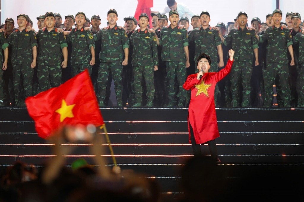 Ca sĩ Tùng Dương hát 