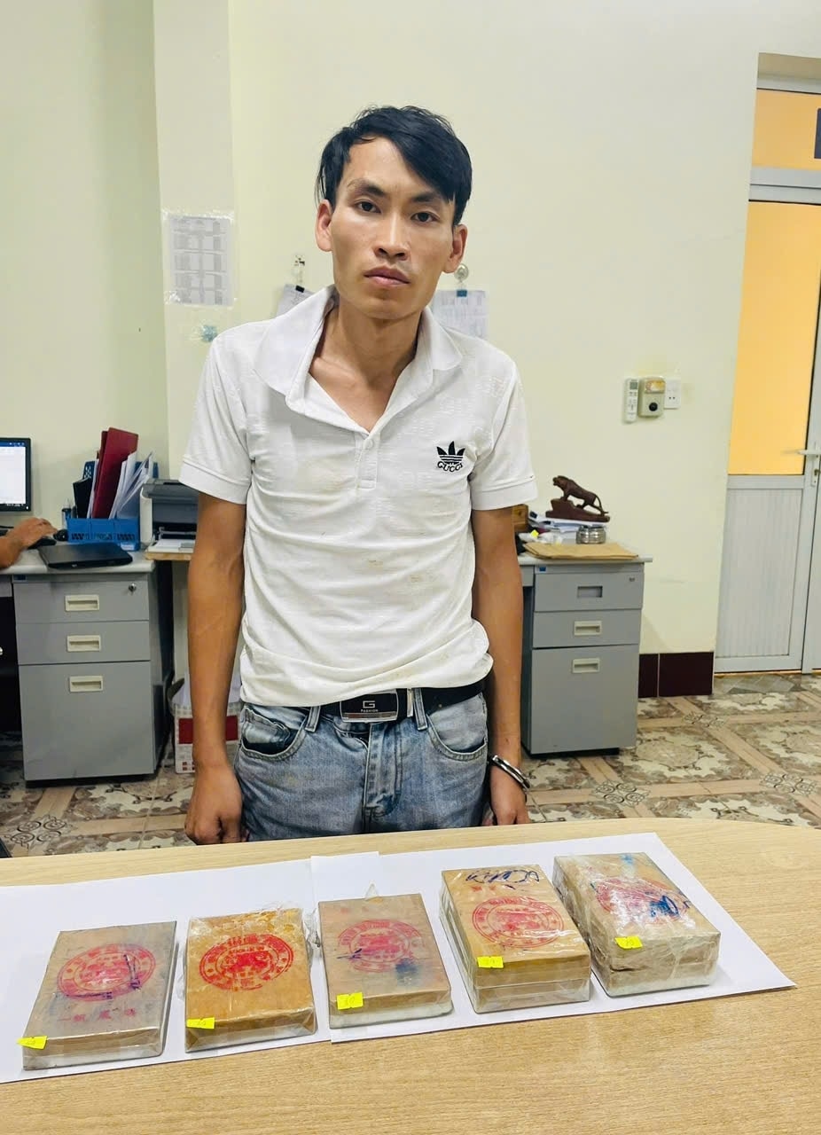 cao bang bat qua tang doi tuong mua ban trai phep 7 banh heroin hinh anh 1