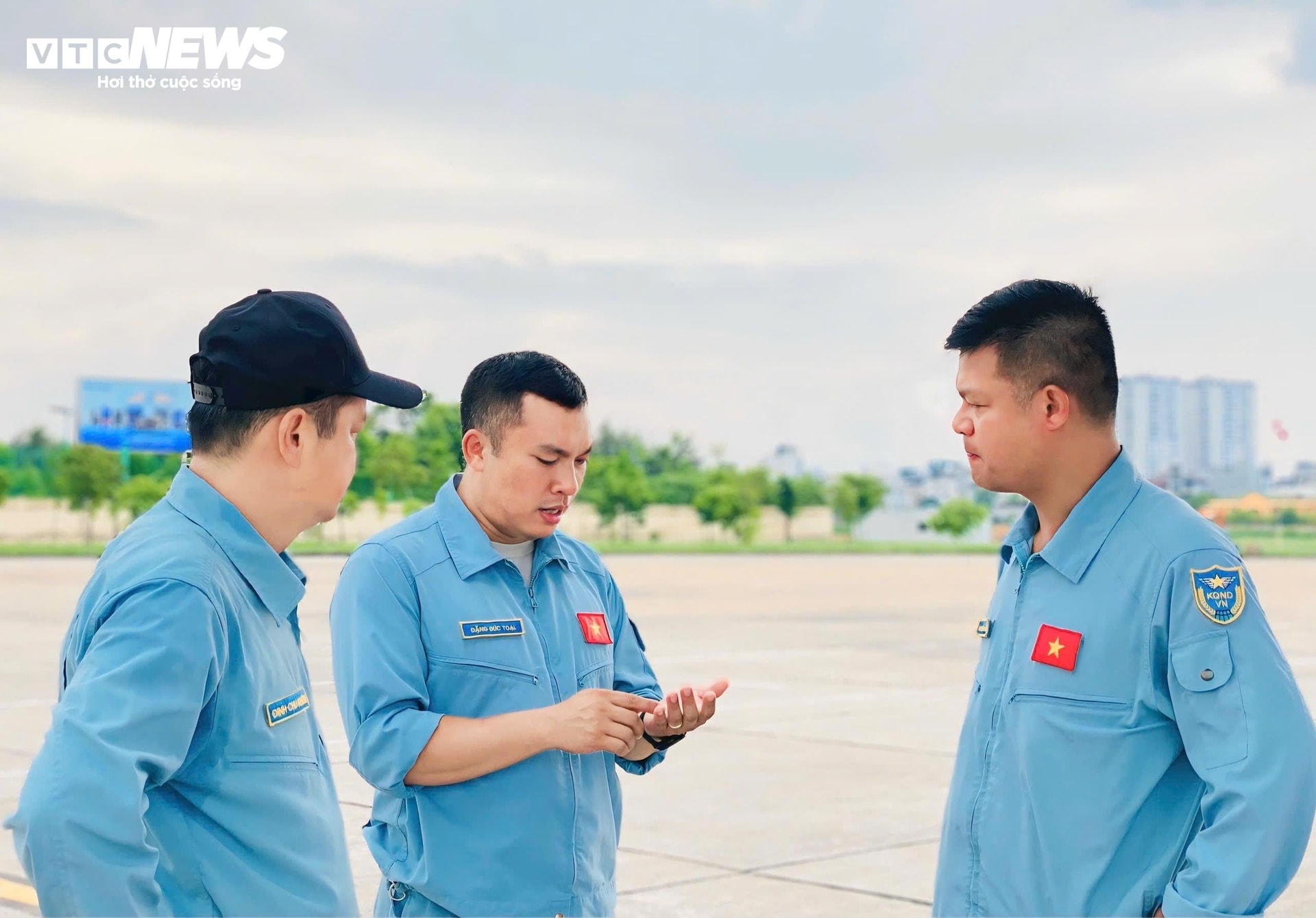 Thượng tá Nguyễn Đắc Quang trao đổi kỹ thuật bay cùng đồng đội trước giờ cất cánh.