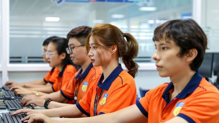 Diem chuan 2025 nganh hot tiep tuc chay ve , thi sinh do don vao cntt, bao chi, su pham hinh anh 2