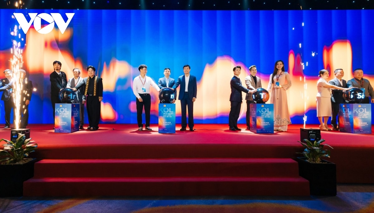 tung duong, Den vau, huy quan hoa va cac kol du hoi nghi kol dau tien tai viet nam hinh anh 9