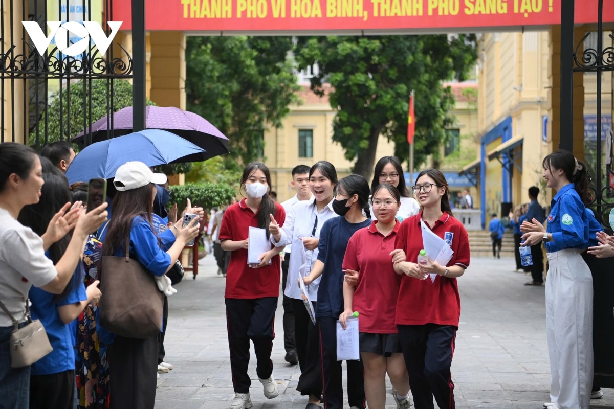 Diem chuan 2025 nganh hot tiep tuc chay ve , thi sinh do don vao cntt, bao chi, su pham hinh anh 1