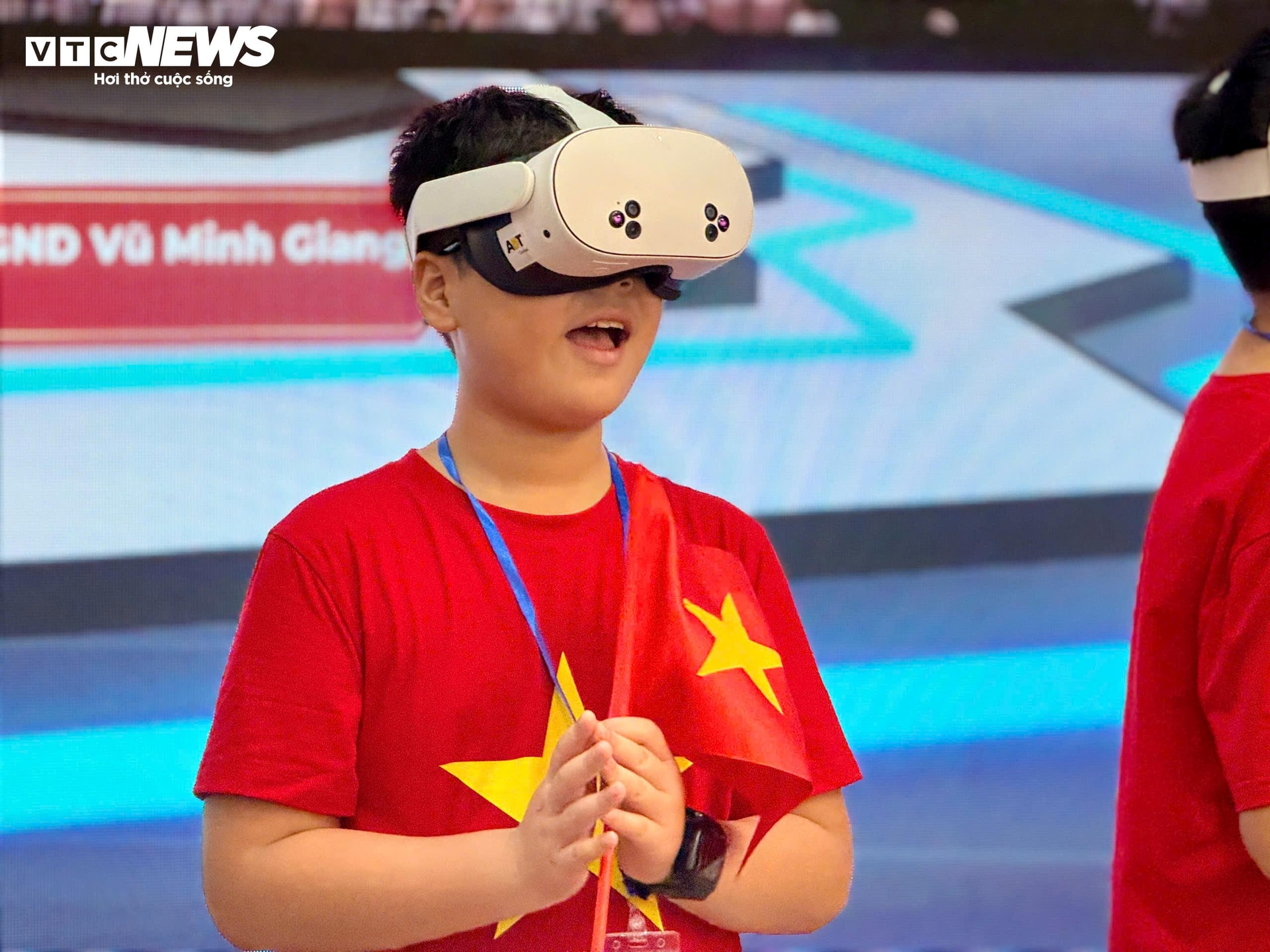 Em bé hào hứng khi được trải nghiệm VR.