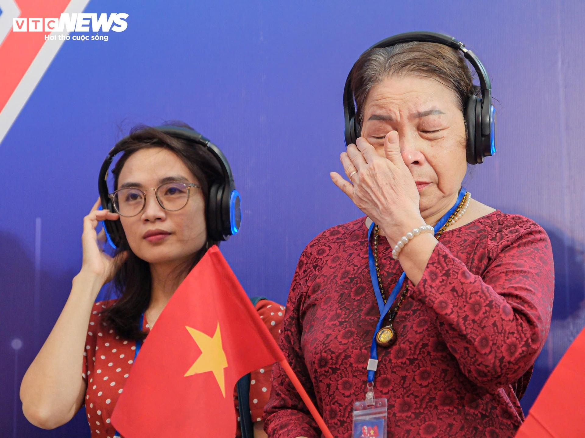 Cụ bà xúc động khi giọng Bác Hồ vang lên.