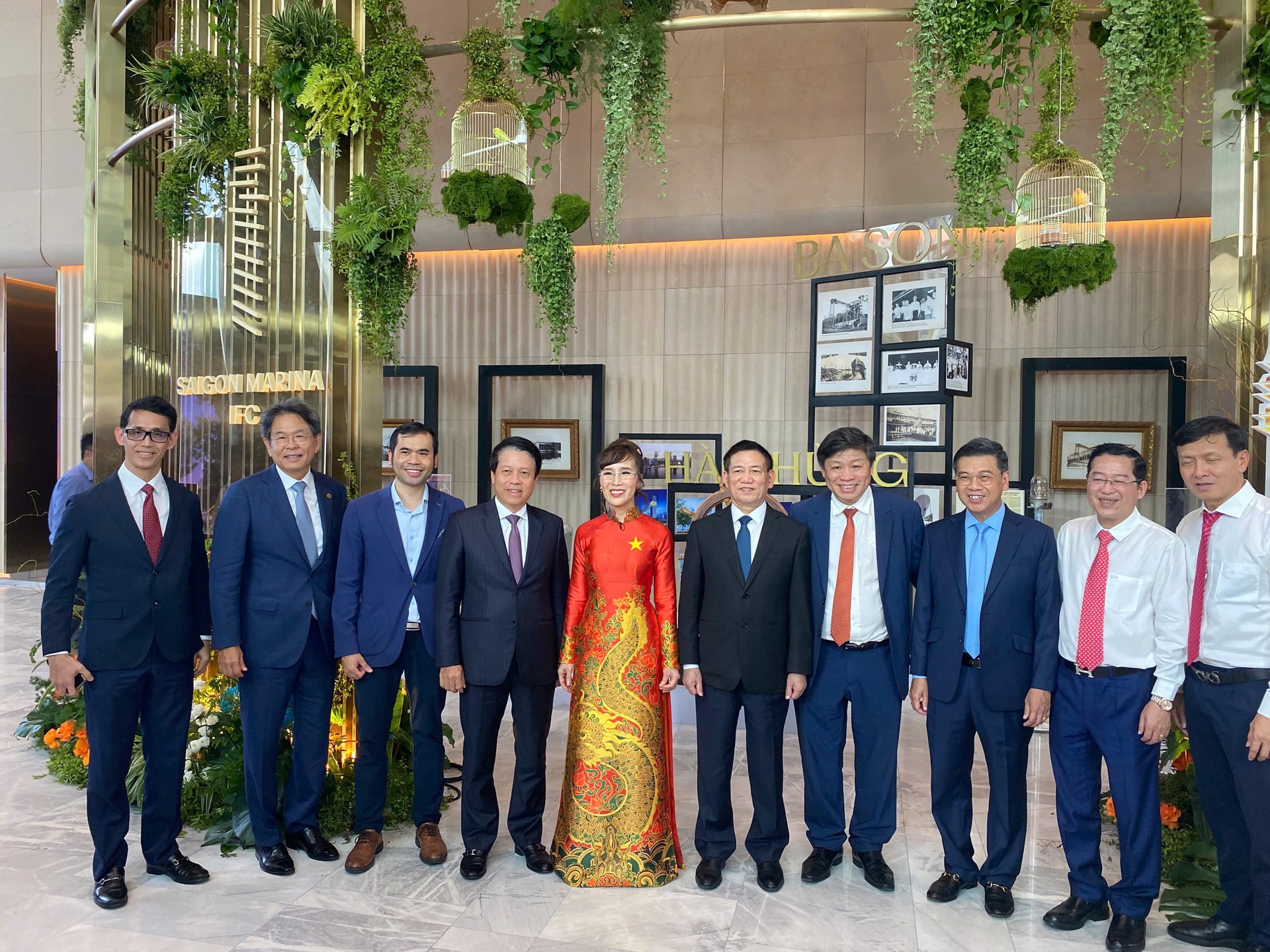 11h 40 phút, Phó Thủ tướng Hồ Đức Phớc cùng đại diện Ngân hàng Nhà nước, các bộ ngành và doanh nghiệp tham gia mở cửa Tháp tài chính Saigon Marina IFC. (Ảnh: Đại Việt)