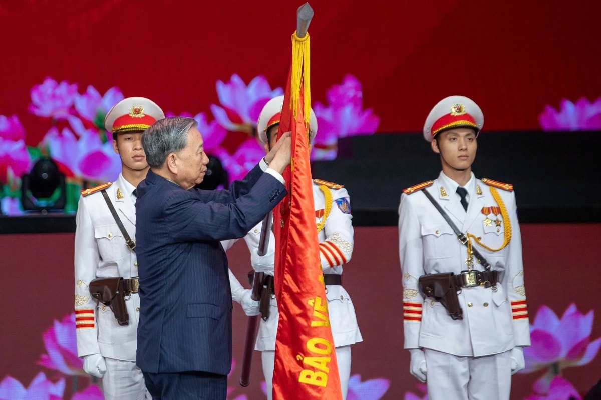 80 năm công an nhân dân việt nam với sự nghiệp xây dựng và phát triển đất nước hình ảnh 1 80 nam cong an nhan dan viet nam voi su nghiep xay dung va phat trien dat nuoc hinh anh 1