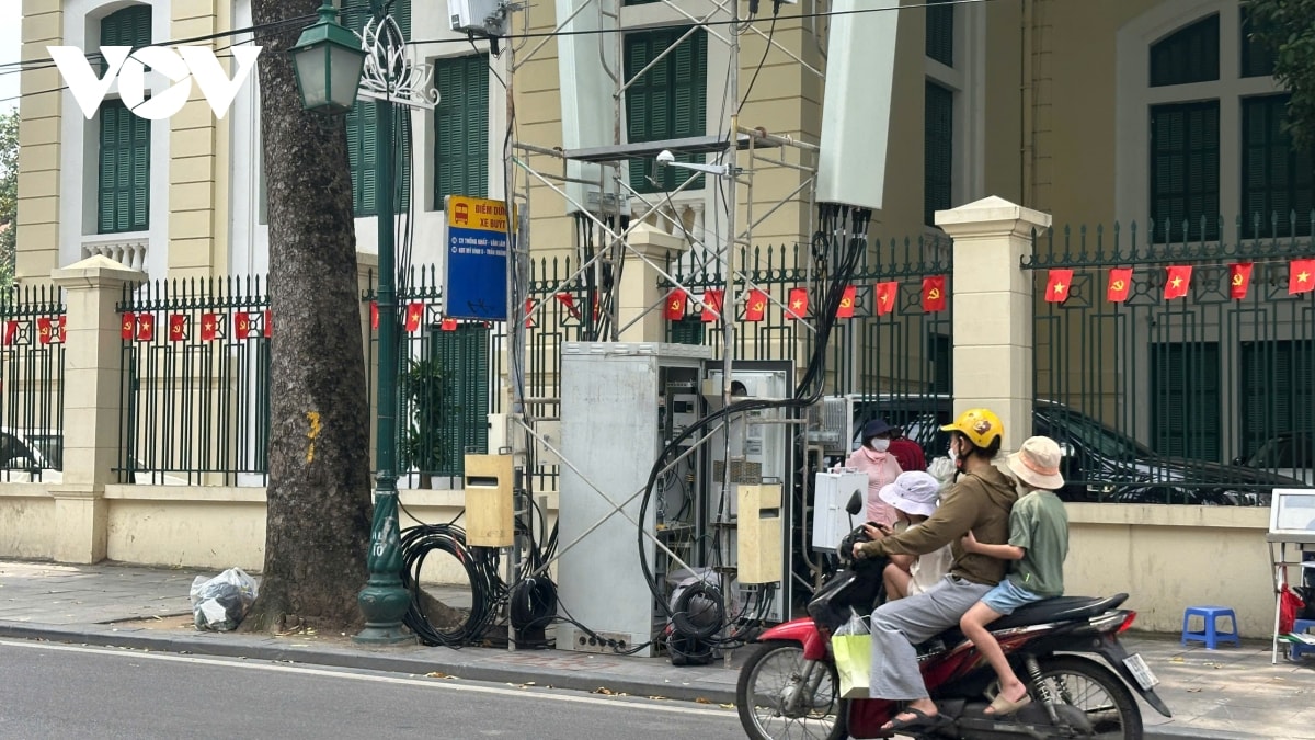 ha noi lap dat hang nghin nha ve sinh cong cong, tram bts tren nhieu tuyen pho hinh anh 9