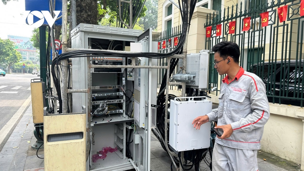 ha noi lap dat hang nghin nha ve sinh cong cong, tram bts tren nhieu tuyen pho hinh anh 10