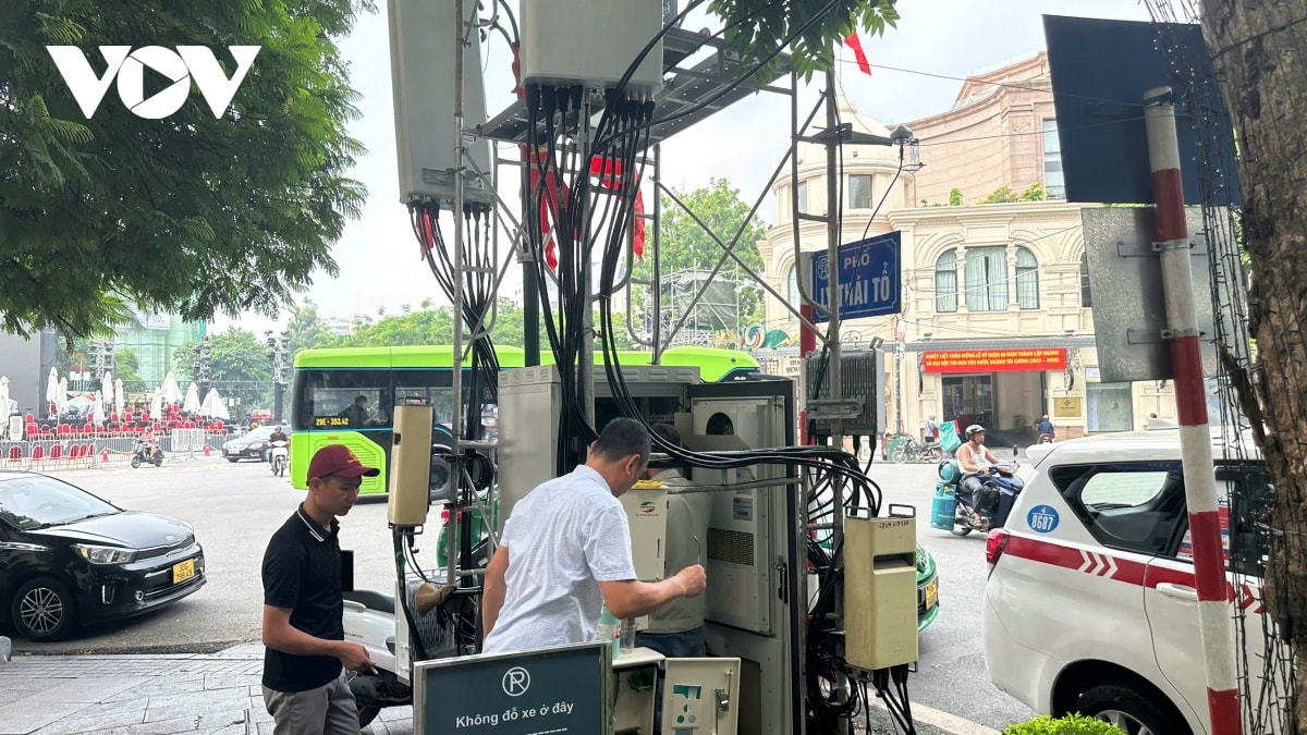 ha noi lap dat hang nghin nha ve sinh cong cong, tram bts tren nhieu tuyen pho hinh anh 8