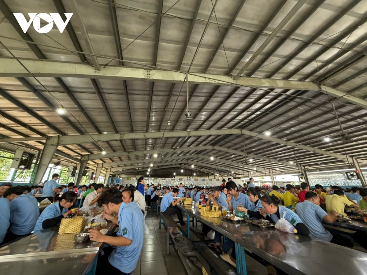 tổ chức bữa cơm công đoàn cho hơn 11.000 công nhân lao động ở an giang hình ảnh 1 to chuc bua com cong doan cho hon 11.000 cong nhan lao dong o an giang hinh anh 1