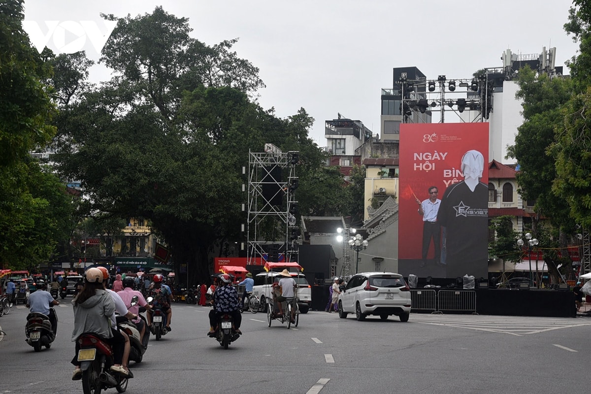 ha noi lap dat hang nghin nha ve sinh cong cong, tram bts tren nhieu tuyen pho hinh anh 4