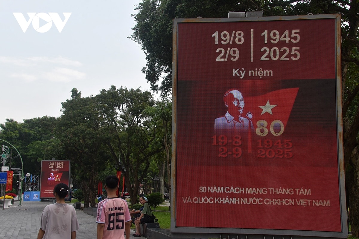 ha noi lap dat hang nghin nha ve sinh cong cong, tram bts tren nhieu tuyen pho hinh anh 13