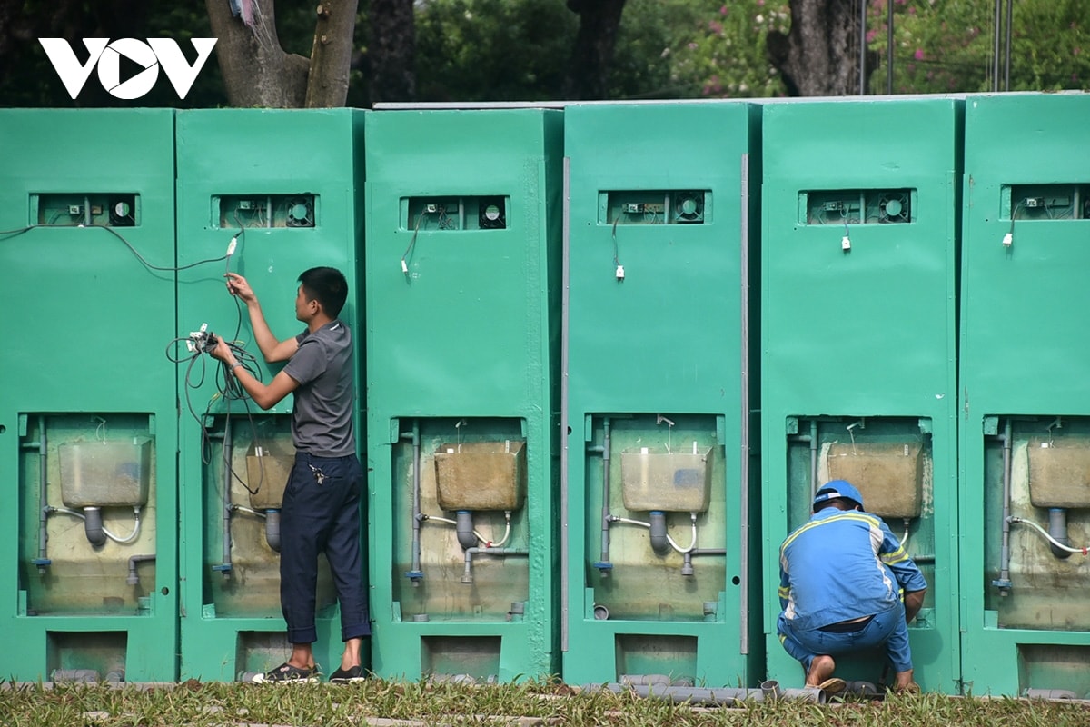 ha noi lap dat hang nghin nha ve sinh cong cong, tram bts tren nhieu tuyen pho hinh anh 1