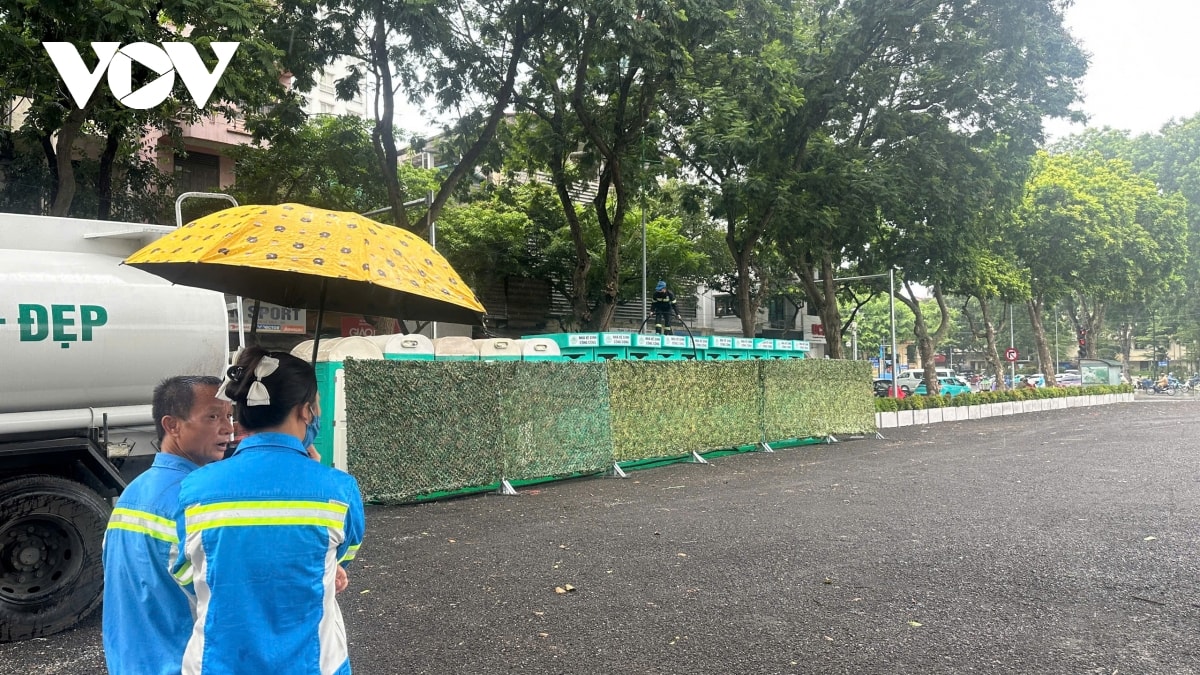 ha noi lap dat hang nghin nha ve sinh cong cong, tram bts tren nhieu tuyen pho hinh anh 2