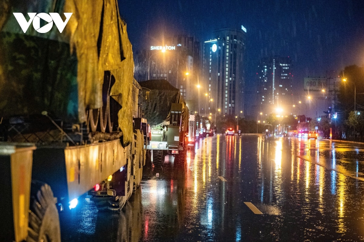 van chuyen khoi xe phao tham gia dieu binh ve trung tam ha noi trong dem hinh anh 5