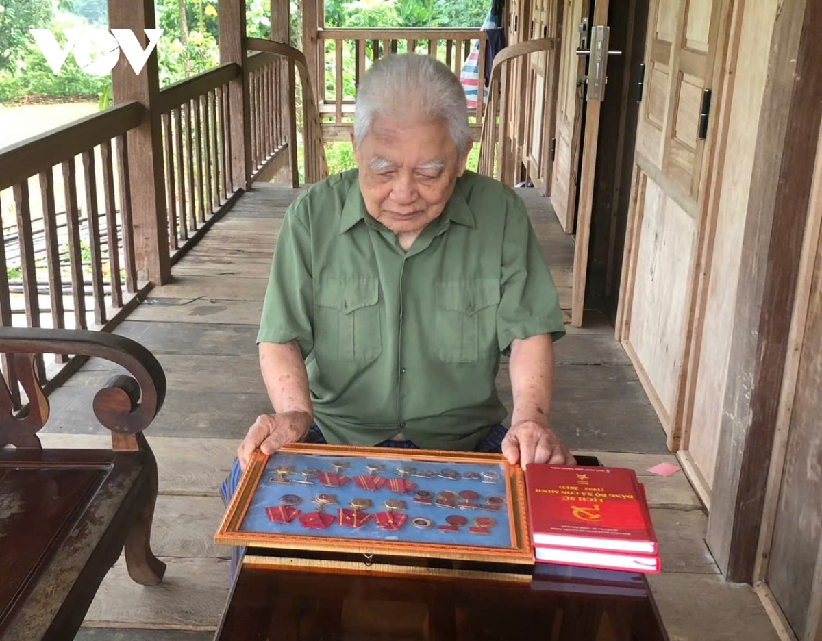 ngay thu thang tam tren que huong cach mang hinh anh 3