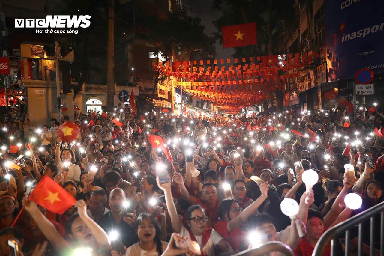 Hàng nghìn chiếc đèn flash được thắp sáng tạo nên một khung cảnh tuyệt đẹp trước buổi lễ trọng đại