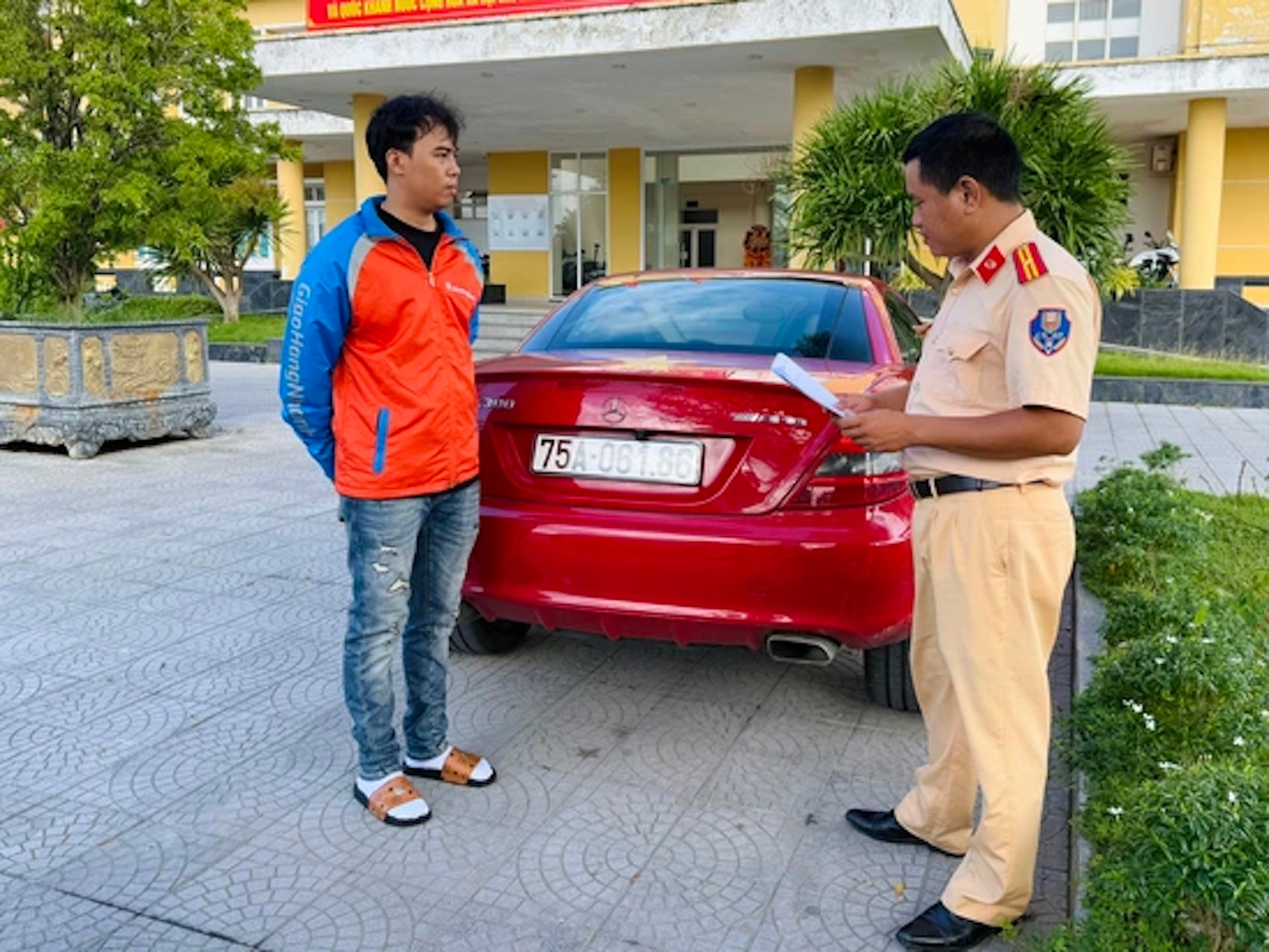 Bùi Văn Hoà cùng chiếc xe Mercedes được đưa đến trụ sở Phòng CSGT Công an TP Huế để làm việc, xử lý. (Ảnh: CACC)