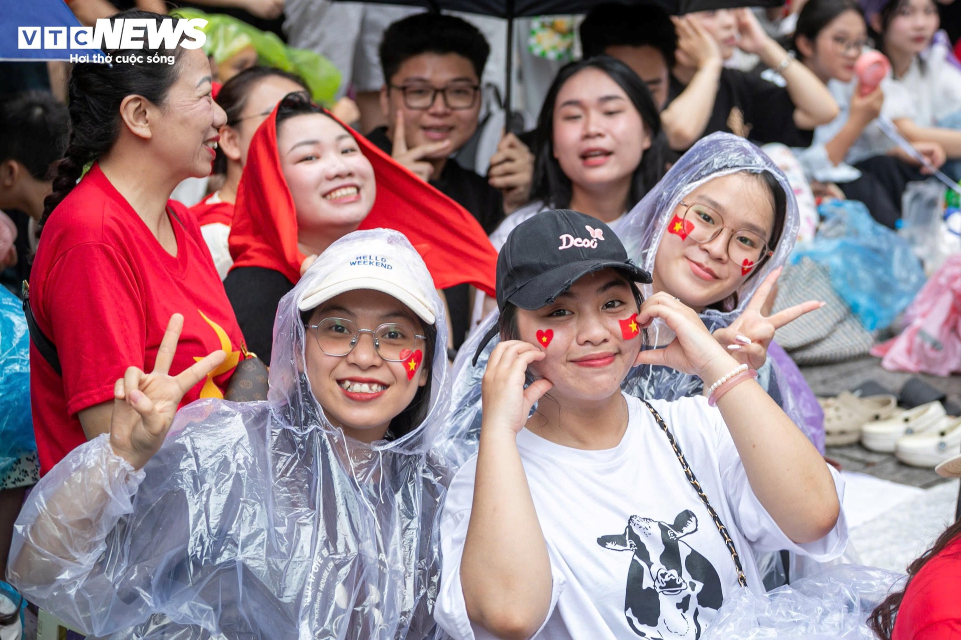 Các bạn trẻ không ngại mưa gió, quyết tâm có mặt từ sớm để lựa chọn những vị trí đẹp nhất. (Ảnh: Minh Đức)