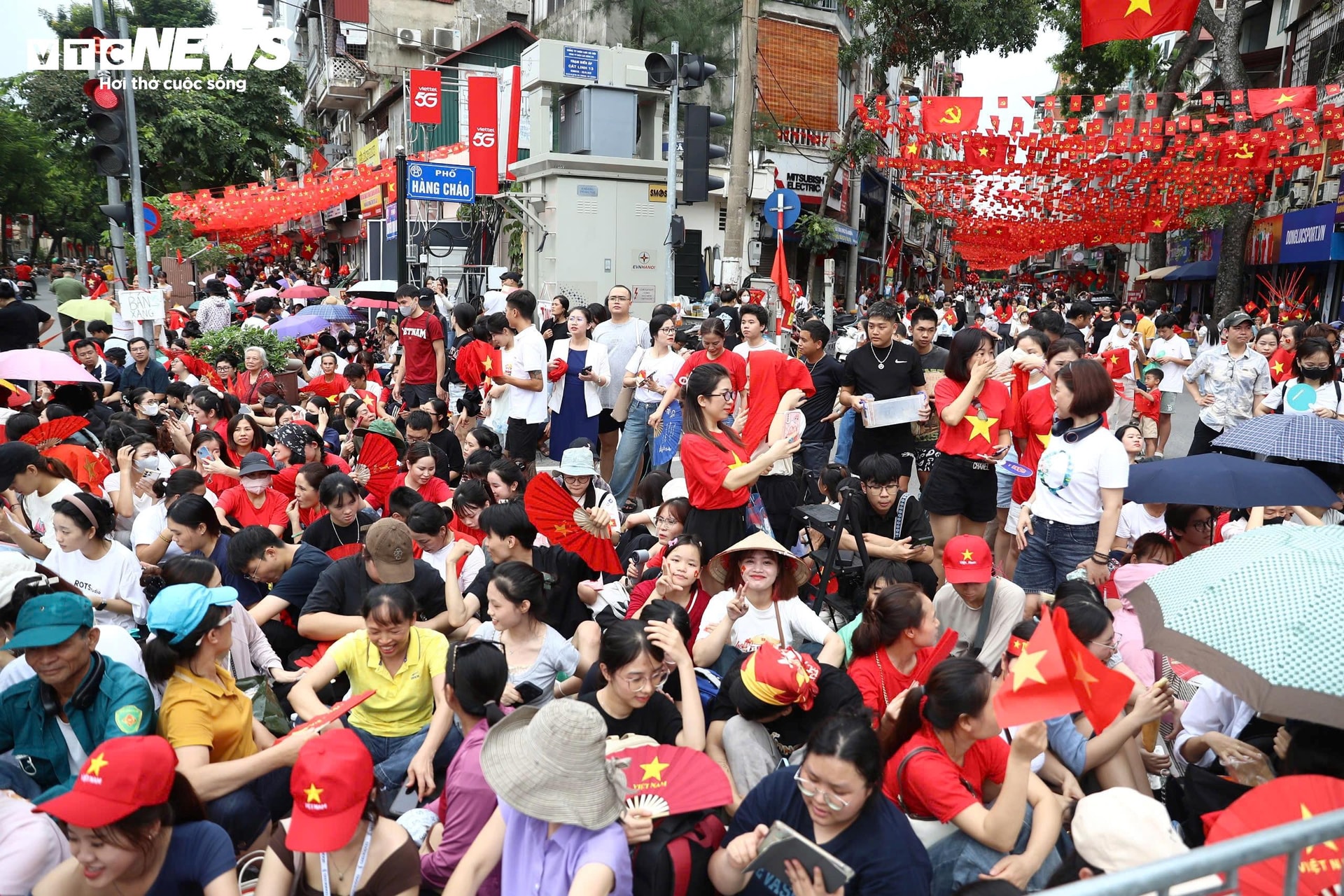 Khu vực phố Hàng Cháo cũng đã kín người dân ngồi chờ.
