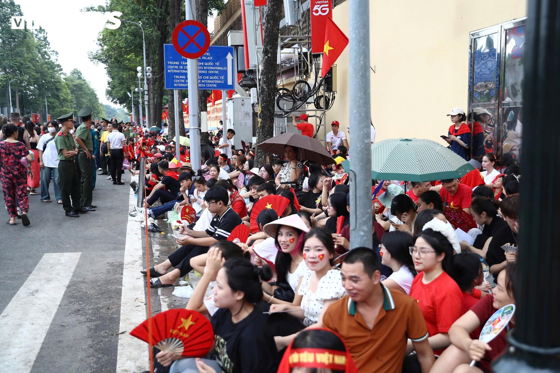 Người dân đến mỗi lúc một đông