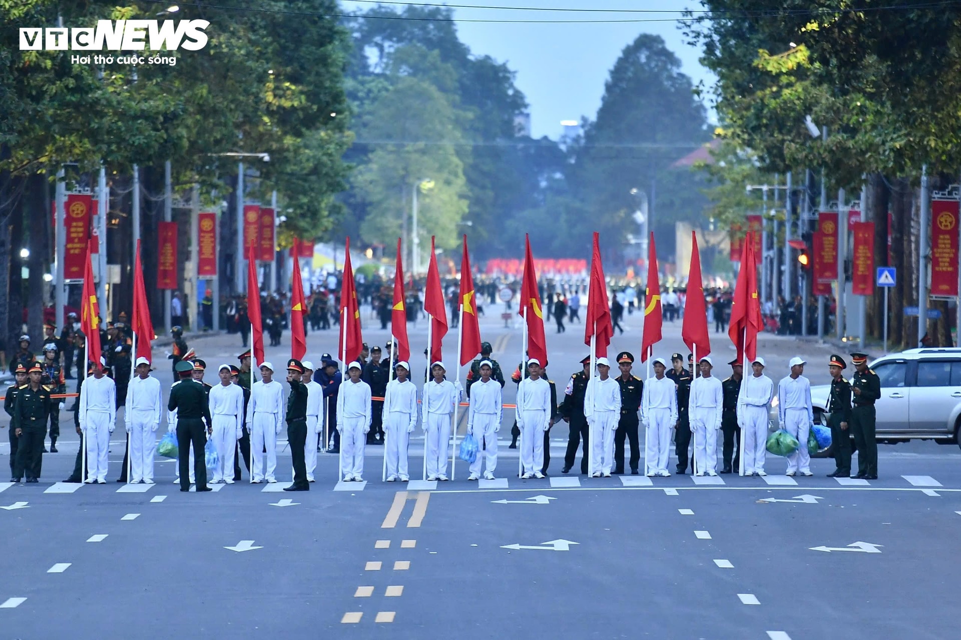 Khối hồng kỳ sẵn sàng cho buổi lễ.