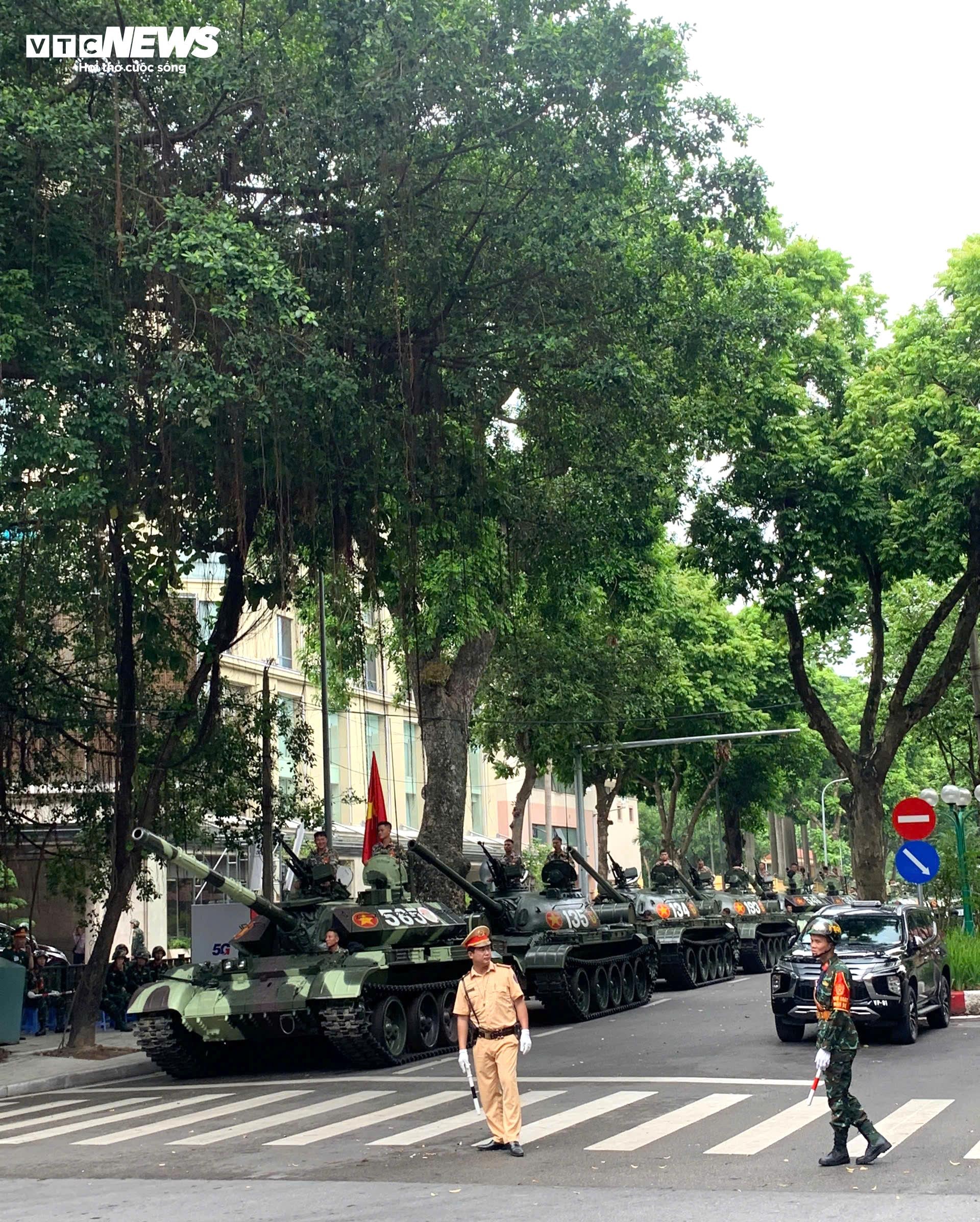 Xe tăng và các khí tài quân sự tập kết sẵn sàng ở khu vực đường Phan Đình Phùng, chuẩn bị cho lễ tổng hợp luyện.