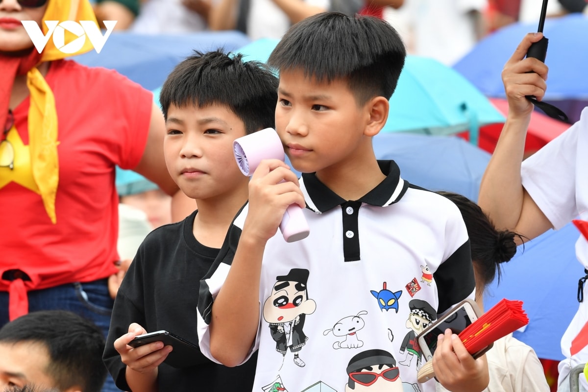 nguoi dan giu cho truoc nua ngay de co vi tri vang xem hop luyen dieu binh a80 hinh anh 8
