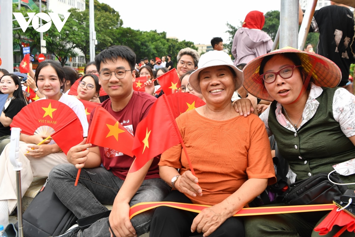 nguoi dan giu cho truoc nua ngay de co vi tri vang xem hop luyen dieu binh a80 hinh anh 5