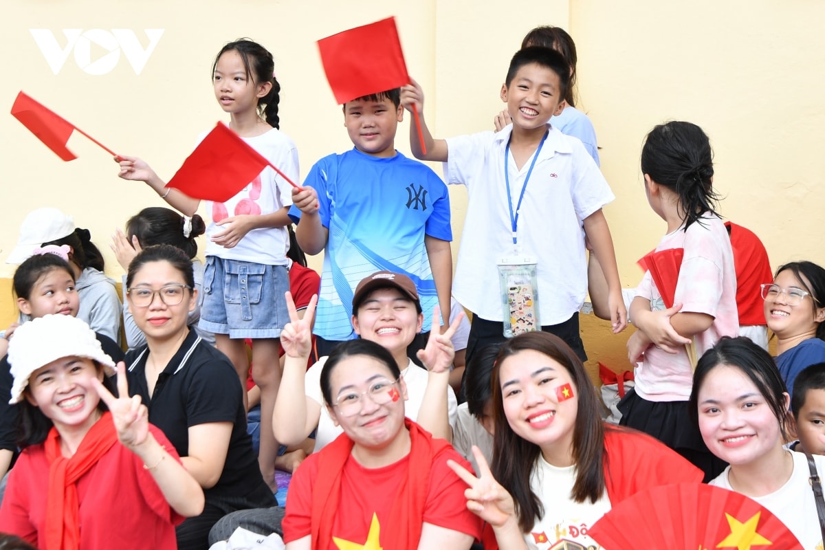 nguoi dan giu cho truoc nua ngay de co vi tri vang xem hop luyen dieu binh a80 hinh anh 10