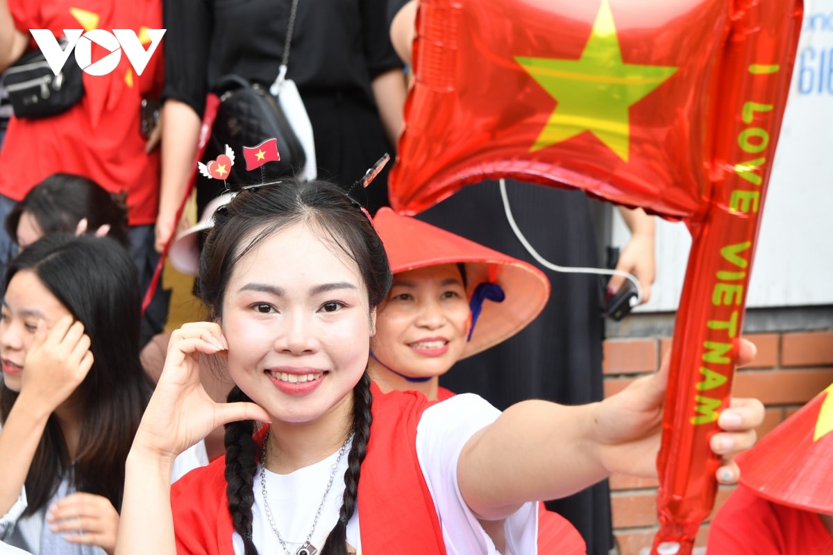 nguoi dan giu cho truoc nua ngay de co vi tri vang xem hop luyen dieu binh a80 hinh anh 6