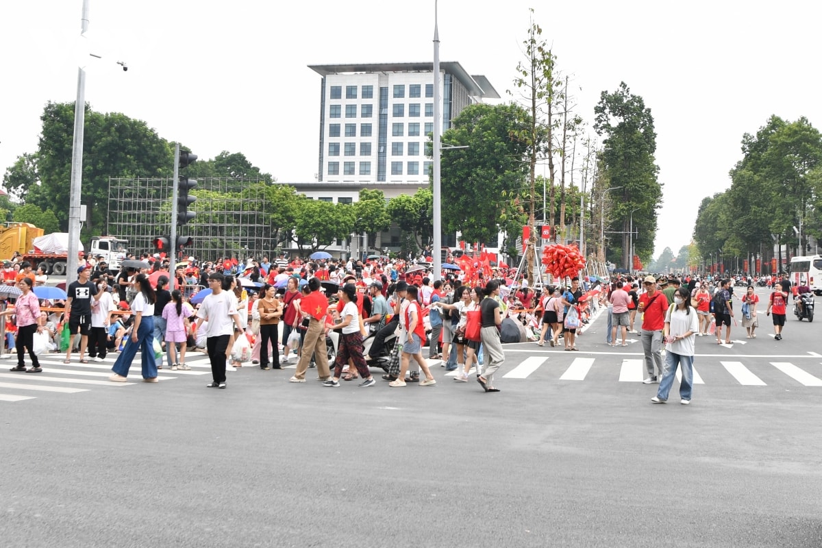 nguoi dan giu cho truoc nua ngay de co vi tri vang xem hop luyen dieu binh a80 hinh anh 2