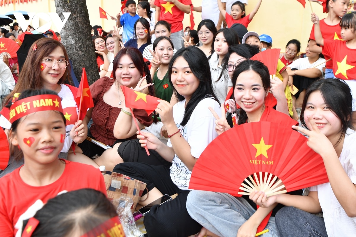 nguoi dan giu cho truoc nua ngay de co vi tri vang xem hop luyen dieu binh a80 hinh anh 3